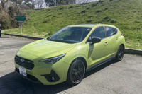 写真のボディーカラーは「シトロンイエローパール」。2025年7月に行われた一部改良で新設定された外板色である。ボディーデザインが複雑なので、一見イケイケ系に見えないこともない。