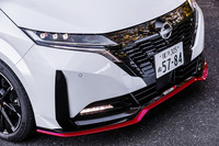 レッドアクセントが入った「レイヤードダブルウイング」デザインの専用フロントバンパーを装着。5灯で構成される薄型LEDフォグランプが内蔵されている。光沢のあるグリルも、「NISMO」専用のアイテムだ。