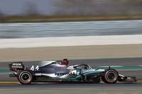 7年連続のダブルタイトル獲得を目指すメルセデスのニューマシン「W11」（写真）は、革新的機構「DAS＝デュアル・アクシス・ステアリング」を携えて登場。詳細は明かされていないが、ステアリングホイールを押したり引いたりすることで、フロントタイヤの「トー角」を調整する仕組みと見られる。ストレートとコーナー、それぞれに最適なトー角でアドバンテージを得ようという意欲的な試みだ。（Photo=Mercedes）