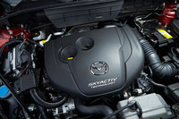 175psの最高出力と42.8kgmの最大トルクを発生する2.2リッター直4ディーゼルターボエンジン。ディーゼルエンジン特有のガラガラ音を低減する「ナチュラルサウンドスムーザー」が標準装備される。