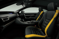 “Fスポーツ”専用の内装色「ブラック＆アクセントマスタードイエロー」。