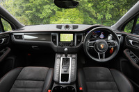 テスト車にはオプションの「ターボインテリアパッケージ＜ガーネットレッド＞」が装着されていた。ブラックのレザーとアルカンターラを基調に、レッドのステッチとカーボン調のパネルで飾られている。