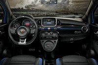 ブラックを基調にブルーのラインが入れられた、専用インストゥルメントパネルを採用。