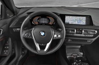 ドライバーに向けて傾けられたセンターコンソールなど、“ドライバーオリエンテッド”なコックピットは新型でも健在だ。