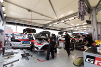サービスパークにてメンテナンスを受ける3台の「ヤリスWRC」。トヨタは第6戦ポルトガルから若手のエサペッカ・ラッピを投入し、3台体制でラリーに臨んでいる。