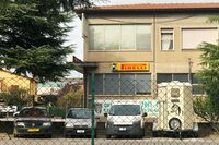 同じ修理工場。横断幕にもローバーのエンブレムが残る。