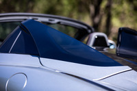 ルーフからリアフェンダーに続く特徴的な形状をマクラーレンでは「フライングバットレス」（飛び梁）と呼んでいる。半透明のガラス製で、視界の確保にも役立っている。