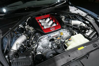 多くの日本車にはノックセンサーが備わっているが、だからといって指定外の油種で給油するのは推奨されることではない。ちなみに「日産GT-R」の説明書には、給油に関する注意書きとして、オクタン価96以下のガソリンを使わないことや、指定外のガソリンを使うと燃料室内部にダメージが生じること、それに起因する不具合は保証の対象外になることなどが明記されている。