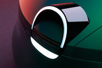 ヘッドランプは、初代モデルのデザインを現代的に解釈し直した立体的な造形に進化している。