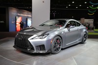 「レクサスRC F」のマイナーチェンジに合わせて、さらなる高性能版“パフォーマンスパッケージ”（写真）もラインナップに加えられた。