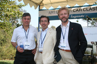 中央の中村氏を挟んで、向かって右がクリス・バングル氏。フィアットやBMWのチーフデザイナーとして、数多くの注目作を生み出した。左は元マクラーレンのチーフデザイナー、フランク・ステファンソン氏。