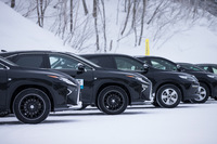 テストコースに並べられた試走車。今回のテストは、主に従来品である「X-ICE 3＋」との比較という形で行われた。