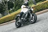 「XSR900」は、「D-MODE」と名付けられた走行モード切替システムを搭載。ライダーの好みに応じて3つのエンジン特性が選択できる。