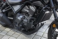 排気量1082ccの2気筒エンジンは、270度クランクによる不等間爆発が特徴。心地よい鼓動感と優れたトラクション性能を実現する。