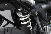 ストローク依存型ダンパーを備えた、新しいサスペンションストラットの採用もトピック。乗り心地やハンドリングにみる快適性の向上を図っている。