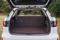 荷室容量は7人乗車時で211リッター、最大で1656リッターまで拡大する。またトノカバーはデッキ床下に収納することができる。（写真をクリックすると、シートアレンジの様子が確認できます。）
