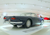 デザイナーによるサイドビュースケッチをそのまま具現したようなリアの長さに注目。