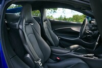 新開発されたスポーツシートは、軽量でありながらもサポート性に優れる。オプションでコンフォートシートへの変更も可能。