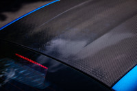 「A110 Sアセンション」では「A110 S」などで32万円のオプションとなるカーボンルーフを標準で装備。ボディーの外板は面積の96％がアルミ製で、車両重量は1110kgに抑えられている