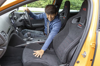 山野：シートはたっぷりとしたサイズがいいですね。表皮がアルカンターラなのでハードなコーナリングでもきっちりホールドしてくれます。