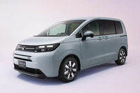 ホンダは新型「フリード」のガソリンエンジン車において、先代モデルには備わっていたアイドリングストップ機構を廃止している。同機構については、再始動時のノイズや振動のほか、対応バッテリーが高価であることなど、ネガティブな意見も市場ではしばしば聞かれた。