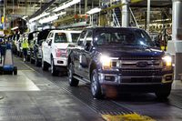 工場をロールアウトしていく「フォードF-150」。アメリカでは依然としてフルサイズピックアップトラックの人気が高く、特にF-150は長年にわたり販売台数でトップの座に君臨している。