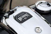 大胆に採用された各所のクローム仕上げも、2023年モデルの「ブレイクアウト」の特徴。使用範囲が広いだけでなく、その仕上がりも非常に美しい。