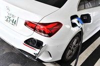 給電口は2カ所に分かれる。写真右（右リアフェンダー部）が急速充電用で、中央（リアバンパー部）が普通充電用。燃料の給油口は左フェンダー部に配置されている。