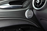 「ヴェローチェ」グレードには、計14基のスピーカーからなるharman/kardonのプレミアムオーディオシステムが標準で備わる。