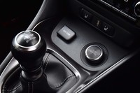 「GRヤリスRZ“ハイパフォーマンス”」のトランスミッションは、6段MTのみ。シフトレバーの前方には、走行モードのセレクターがレイアウトされる。