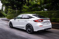 「シビックRS」の走行シーン。コイルスプリングのバネレートは従来比でフロントが2割、リアが3割ほど高い設定となり、車高も5mmローダウンされているが、その乗り心地は望外に快適であった。