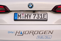 「iX5ハイドロジェン」はドイツ・ミュンヘンのBMWの研究開発センターで約100台が生産され、日本には実証実験のため3台が持ち込まれた。