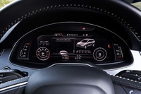  「Q7 55 TFSI」に標準装備される「アウディバーチャルコックピット」と呼ばれるメーター。各種インフォメーションを切り替えて表示できるほか、ナビ画面をメーター内に大きく表示することも可能だ。使ってみると、実際かなり便利であることを発見する。