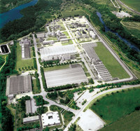 イタリア・テルニ県のネーラ・モントーロ工場。アルカンターラの環境負荷低減に対する取り組みは生産現場にも見られ、同工場には排液を樹木の蒸散作用を利用して浄化する「フィト・トリートメント」という処理システムが導入されている。