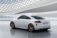 「アウディTT」の歴史を締めくくる記念モデルの第1弾「TTSクーペ メモリアルエディション」。100台の台数限定で販売される。車両本体価格は927万円。