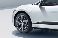 フロントのタイヤまわりは、切り詰められたオーバーハングとマス感を抑えたフェンダーの造形により、スポーツカーのように“軽い”デザインとなっている。