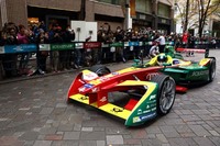 普段の東京・丸の内界隈の休日とは、ひと味違う盛り上がりを見せていた。