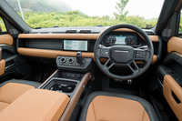 縫製や色にもこだわったというウインザーレザーのトリムや、ウッドパネルなども特徴として挙げられる。