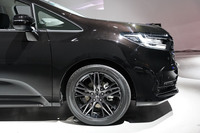 ボンネットは従来モデルよりも70mmほど厚くなっている。