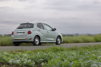 「ビュート」はトランクスペースを持つセダンだったが、「ビュート ストーリー」は5ドアのハッチバックだ。そのためどちらかといえば「ビュートなでしこ」の後継に近い新型車といえるだろう。