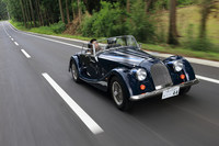 80年以上にわたり、基本設計を変えずに作られ続けている「モーガン4/4」。鉄製のラダーフレームの上に、木とアルミでできたボディーを架装している。