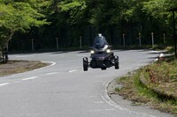 ドアも屋根もないカンナムの三輪モデル。スロットルを緩めれば、爽快なパノラマオープンドライブを、車体にゆったり体を預けて楽しむことができる。