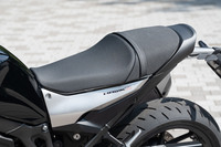 シート高は、前傾姿勢で乗るロードスポーツとしては標準的な820mm。タンデムシートはコンパクトで荷物を固定するフックなども見当たらない。積載性については、あまり期待しないほうがいいだろう。