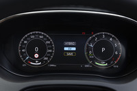 12.3インチのインタラクティブドライバーディスプレイの中央部に、プラグインハイブリッドパワートレインの制御モードを表示させた様子。モードは「ハイブリッド」「EV」「セーブ」の3種類から選択できる。