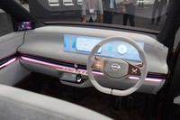 「ニッサンIMk」のインテリア。メーターパネルはプリズムディスプレイが用いられている。