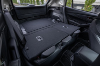 後席背もたれをすべて前方に倒した様子。荷室部分の床面はフラットで、フロア長は通常使用時の815mmから1390mmに延長される。