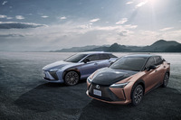 2023年3月に発表されたレクサスブランドのBEV専用モデル「RZ」。レクサスのBEVオーナー専用となる急速充電ステーションの設置や独自サービスの展開もおこなっている。