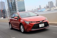 ワゴンの「ツーリング」とともに2019年9月に発売された新型「カローラ」。今回は1.8リッターエンジン（非ハイブリッド）車の中間グレード「S」に試乗した。