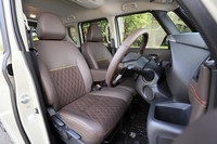「プレミアムインテリアパッケージ」を装着した場合は前席がベンチシートに。運転席に座ったままで助手席を倒して後席にいる子供の世話ができるという触れ込みの機能は別のオプションで、プレミアムインテリアパッケージとは排他装着となる。