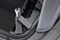 フロント荷室の右側（進行方向左側）には「PORSCHE」ロゴ入りの工具ケースがおさまる。反対の左側にはけん引フックが入っている。